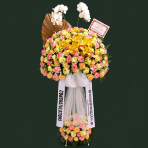 Bunga standing surabaya ucapan Congratulations Angdon dari Rini Indriyani Eri Cahyadi Ketua TP PKK Surabaya dengan kombinasi mawar peach, lily kuning, dan anggrek bulan putih